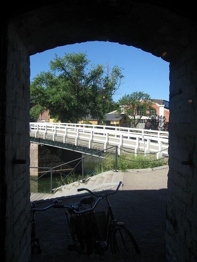 窓。<br />ツーリストインフォメーションでは、日本語のスオメンリンナのパンフもあります。既に、島を歩いて中盤です・・・。なんとかなるみたいです。　<br />ここで取ったヘルシンキのパンフは後に重宝しました。