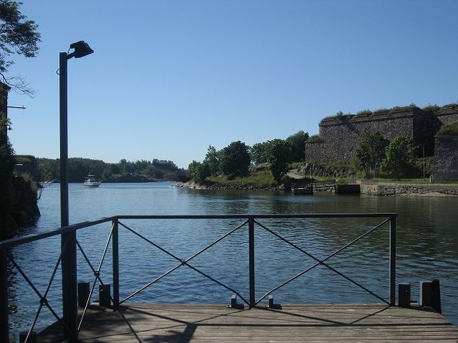 桟橋から。ぼやーっと水を見てると飛び込みたくなります。深さがわからないとこが気になる。