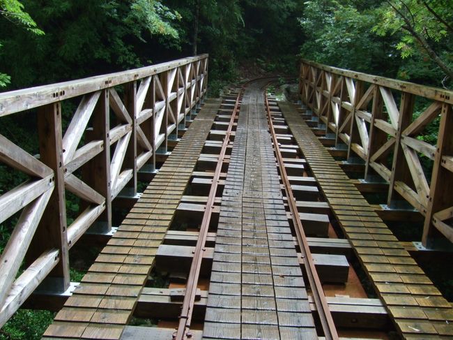 橋も渡ります。<br /><br />これは手すりが付いてるけど、<br />てすり無しの橋もあったり…<br /><br />重い荷物を背負ったまま川を覗き込んで<br />落ちてしまった人もいるとか…