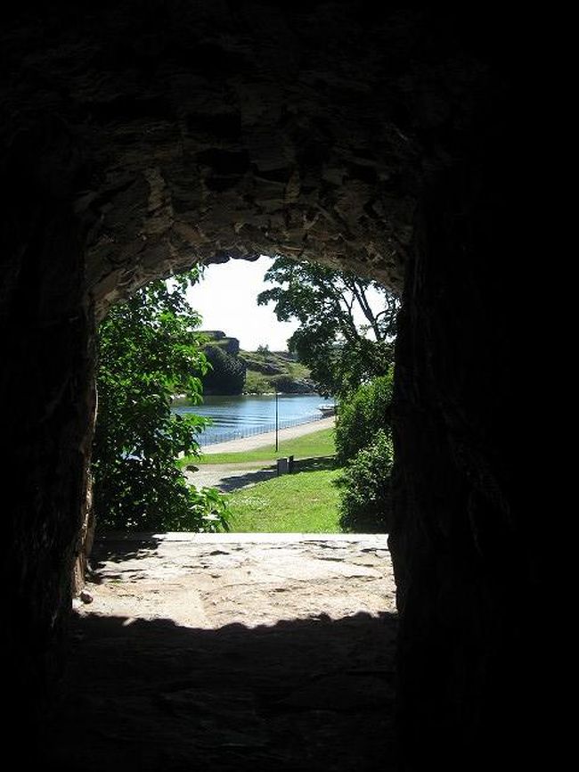 窓その?。<br />ここからみはってたんですねぇ。<br />それにしても、暗すぎます。<br />出る時、おばさんに驚かれました。ちょっと切ない。