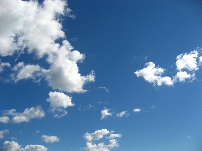 溶け込みそうな青い空。<br />雲もつかめそうです。