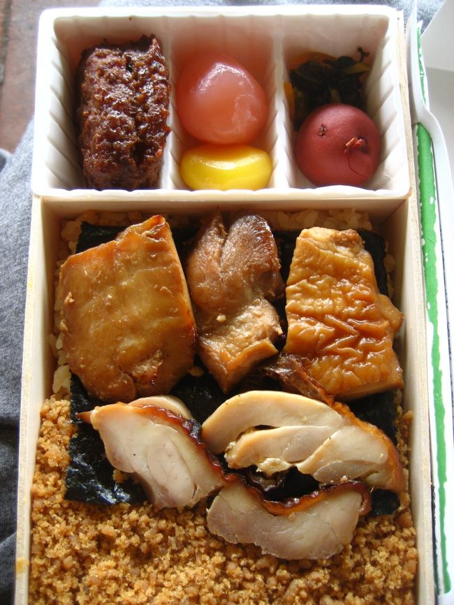 見事に鶏尽くしのお弁当で、<br />鶏そぼろが美味しかったです♪<br />ボリュームもあり満足☆<br /><br />弁当の中身は、<br />左上がハンバーグ、<br />ピンクと黄色のは玉コンニャク、<br />右上が野沢菜とカリカリ梅。<br />