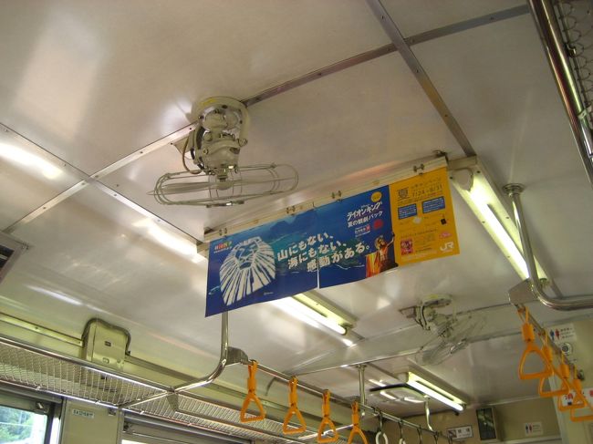車内は冷房ではなく、扇風機でした。<br />エコです。<br /><br />冷房がなくても、<br />この電車は窓が開けられて<br />(都市部ではないですよねw(’0’)w)<br />いい風が入り、涼しいです。<br /><br />（ただ時々トンネルに入るので注意＾＾；<br />　ごーっとものすごい音がします！）