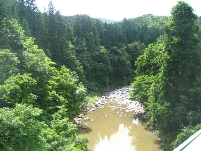 只見川が見えてきました。<br /><br />でも･･･<br />午前中に降った雨のせいで土砂が流れ込み、<br />濁ってしまっているようです。<br /><br />只見川の眺めはこの旅の楽しみの１つ。<br />この先もこの調子なのかな？？？<br /><br />ちょっと心配です。
