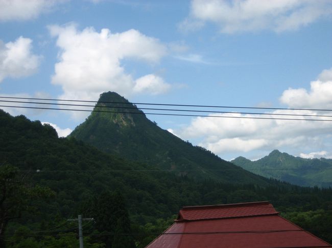 会津蒲生駅付近で見られる蒲生岳。通称「只見のマッターホルン」。