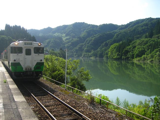 停車したとたん、乗客が次々にホームに降りていきます？<br />たしか〜会津川口駅は、只見川の美しい景色を背景に電車が見られるという、珍しい撮影スポットという情報を聞いた気が･･･<br /><br />せっかく10分停車しているのだからと、<br />私達も下車してみることに。<br /><br />確かにこれは綺麗！<br />川との間に駅舎がないので、幾重にも連なる山々の間にゆったりと流れる只見川の雄大な景色を存分に堪能できます。<br /><br />駅のホームは撮影会となっていました。<br />