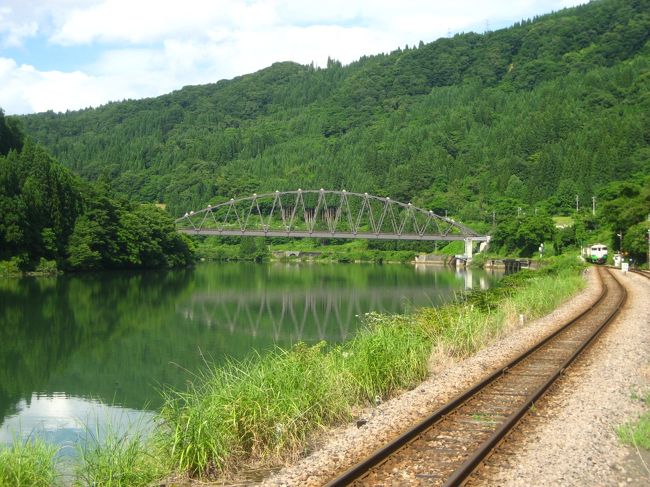 会津川口駅より。<br />鉄橋と只見線の列車。<br /><br />空が広いなあ。