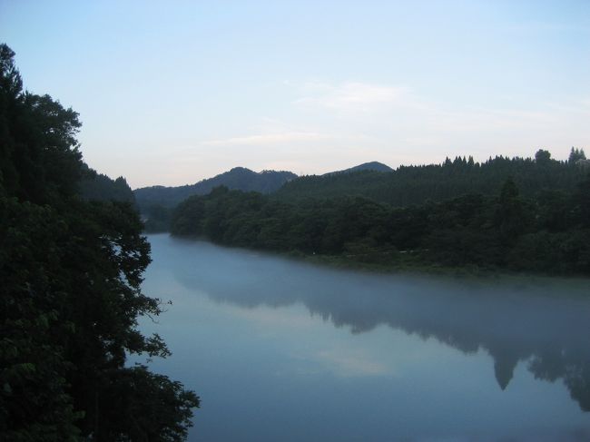 宮下大橋より。<br />只見川に霧がでて、なんとも幻想的な景色です♪