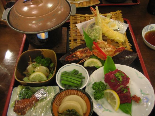 夕食は皿数が多く、豪華でした♪<br />天麩羅や馬刺し、エビなど、どれも美味しかったです☆<br /><br />温泉は源泉５５℃とかなり熱め。<br />ゆっくり入ると、身体がぽかぽか、汗がふきだします。