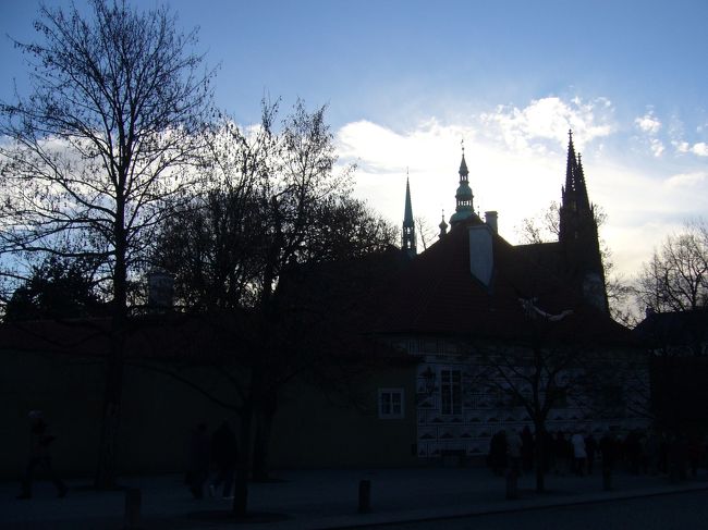 プラハ城へ。<br />プラハ城は歴代の王の居住区であり、<br />現在は大統領府。<br /><br />逆光でうまく撮れなかったけど、プラハ城のシンボル、聖ヴィート大聖堂。<br />堂々と建っています。
