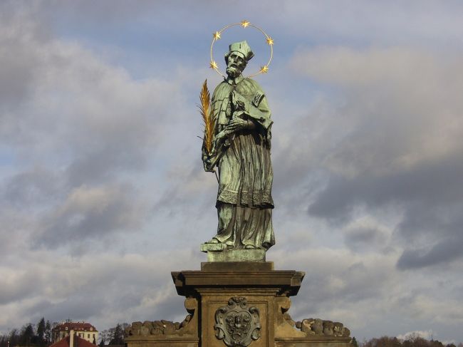 橋には左右に聖人像があって、その中には<br />触ると願い事が叶うと言われてる像もあります。<br />（人だかりが出来てるのですぐわかると思います。<br />私ももちろん触ってきました。）<br />