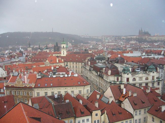 プラハの町並み。<br />右奥にうっすらと写っているのがプラハ城。<br />天気が良ければきっとハッキリ見えたのでしょう・・