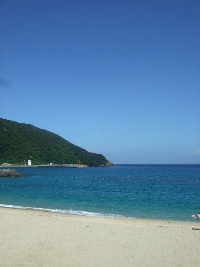 翌日は海へ！<br />思ってたよりキレイだった。<br /><br />でも、防サメネットがあったけど、<br />サメ来るのかなぁ…