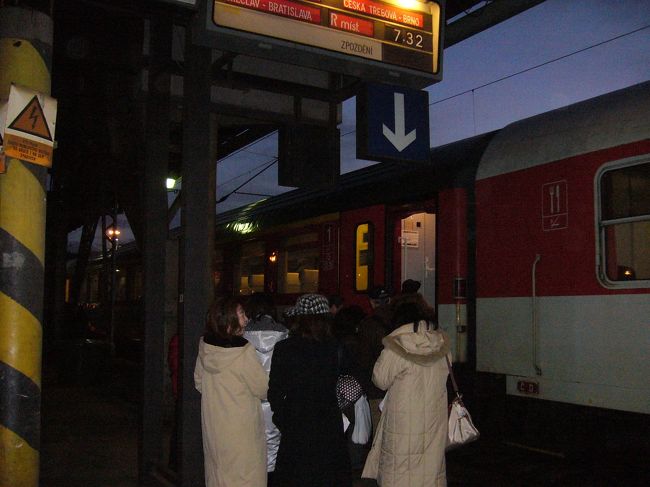 駅はやはりスリが多いとの事。<br />ちょっとでも目を離したら荷物盗まれると<br />再三注意を受け、ビクビクしながら乗車。<br /><br />ちなみにスーツケースは皆で協力して、<br />バケツリレーの要領でスリに気をつけながら<br />電車へ積んだ。<br />