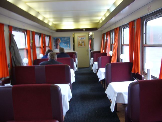 列車には食堂車があり、食事も出来ます。<br />シナモンティーを飲んでみました。