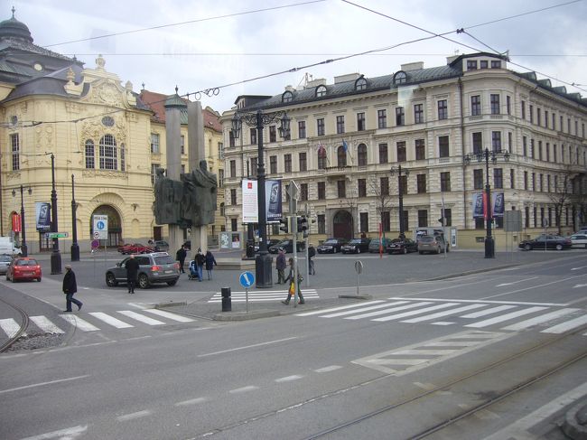 約４時間程でスロバキア／プラチスラバへ到着！<br /><br />ちなみに国境を越えてるので、もちろん車内で<br />パスポートチェックありました。<br /><br />列車はこの後ハンガリーの方へ向かっていくとの事。<br />