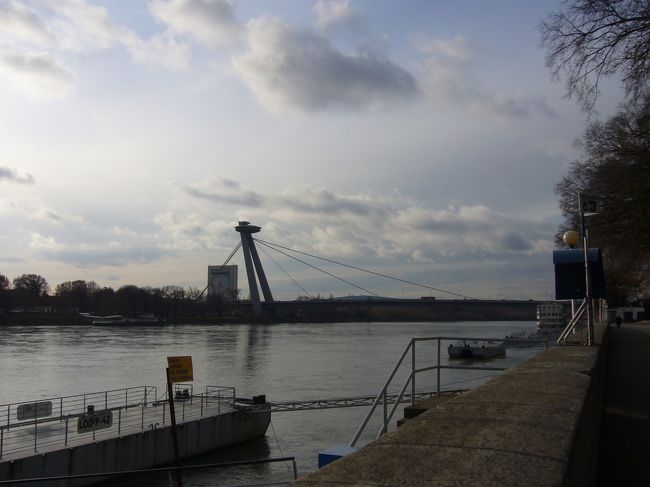 昼食をとったレストランはドナウ川沿いにありました。<br />昼食を早めに終え、集合時間まで写真撮ったり<br />黄昏たり。<br /><br />１３時頃の写真ですが天気がどんより、<br />夕方のような感じ。