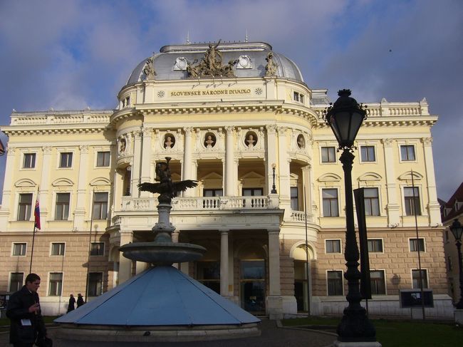 昼食後は歩いて旧市街を散策。<br />写真はスロバキア国立劇場（オペラ座）。
