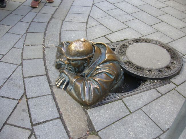 マンホールから男が！<br /><br />これは通称：スカートを覗く男と言われる<br />オブジェ。<br /><br />プラチスラバはこういった、ちょっとした遊び心満載の街。<br />他にも歩いていると面白いオブジェがたくさん<br />見れます。<br /><br />