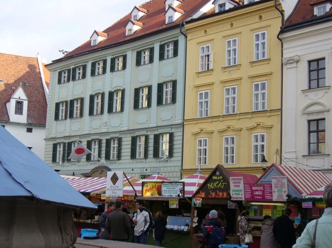 この街もクリスマスマーケットが何箇所かで<br />開催されていました。<br /><br />ここで、この時期、このプラチスラバでしか飲めない<br />というホットワインを飲みました。<br />シナモンがきいていて、体が温まりました。<br /><br />ちなみに写真奥の薄い緑の建物は日本大使館。<br />日本の国旗が掲げられています。<br /><br />