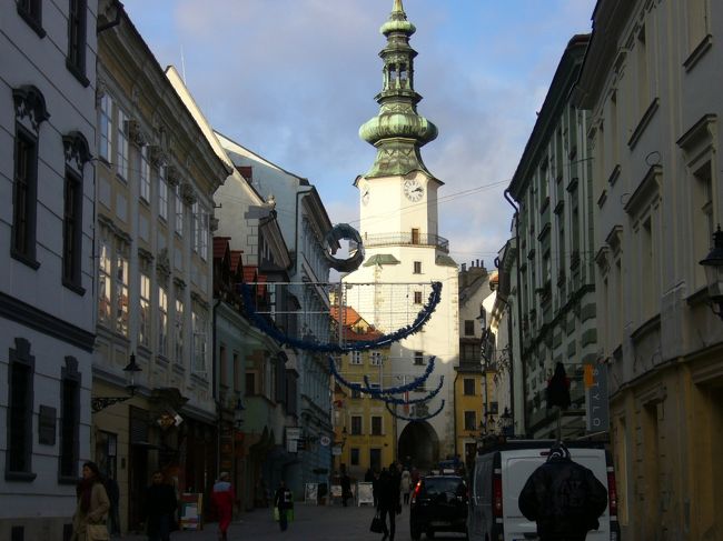 一番奥に写っているのが、ミハエル門。<br />（このショットだと門には見えないけど・・）<br /><br />旧市街のミハルスカー通りの北端にある門で<br />プラチスラバの中心地点だそうです。<br /><br />昔の旧市街を取り囲んでいた城門のひとつ。<br />上部の緑色のはミハエル塔で、内部は博物館に<br />なっているそうです。<br />