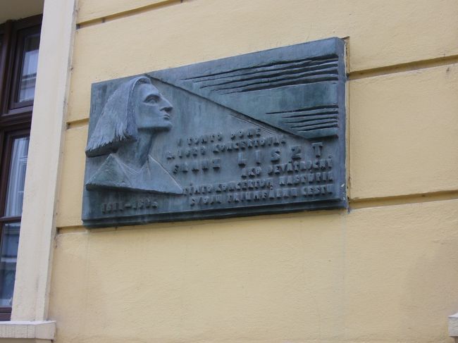 ハンガリー出身でヨーロッパで活躍した<br />ピアニスト・リストが演奏した建物に記念の<br />看板が。<br /><br />髪型がリストの特徴をとらえてます。