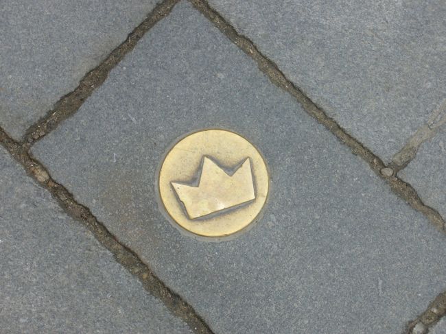 ふと足元に目をやるとこういった王冠マークが<br />至るところに見られます。<br /><br />これは、ハプスブルグ家のマリア・テレジアが<br />戴冠式の時に通った道に点々とあるのです。