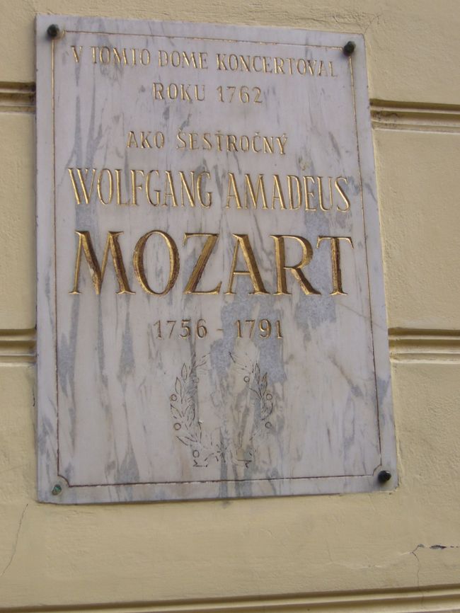 これはどこかの建物にあったものですが、<br />モーツアルトが子供の時にここを訪れた記念だそうです。