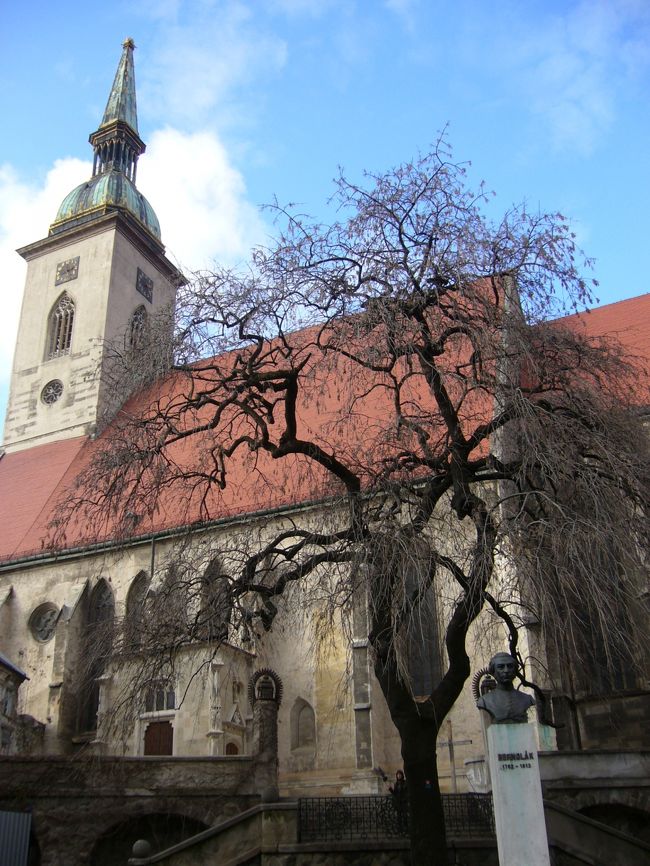 聖マルティン教会。<br /><br />ドナウ川に架かるスタロメストカー橋の袂にある<br />教会で、この街がハンガリーの都だった時代は<br />ハンガリー王の戴冠式がこの教会で行われた<br />そうです。