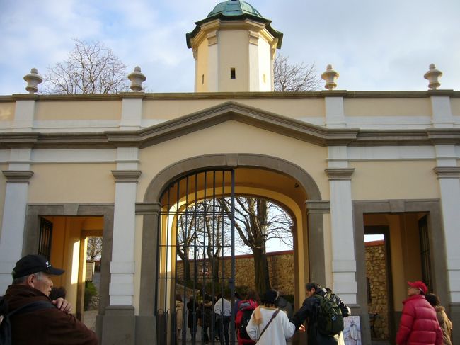 旧市街の散策を終えて、バスで街のシンボル・<br />プラチスラバ城へ。