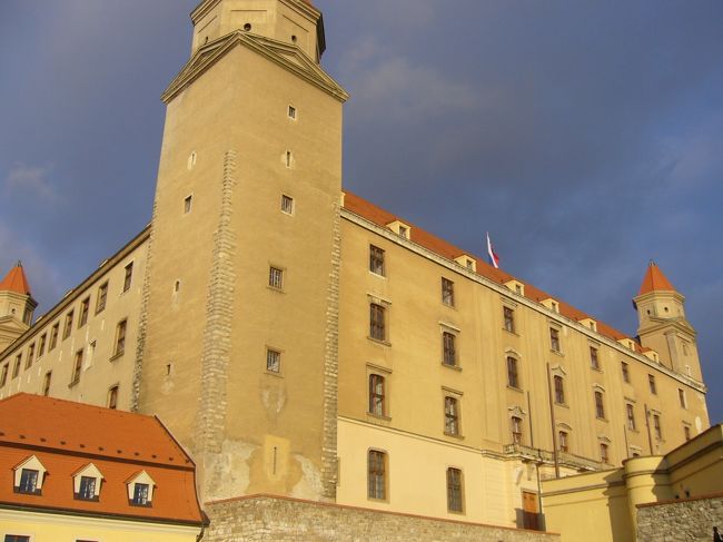 四角い建物で、４本の塔が延びている<br />プラチスラバ城。<br /><br />マリア・テレジアの居城となった時期も<br />あるそうです。<br /><br />