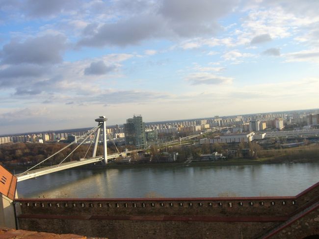 小高い丘にあるプラチスラバ城からは<br />ドナウ川や旧市街が見下ろせます。<br /><br />