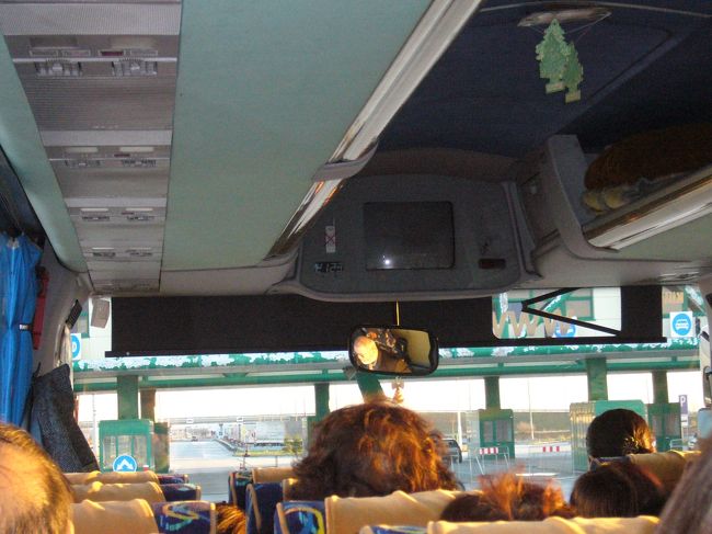 駆け足で周ったプラチスラバに後ろ髪を<br />ひかれながらも、次の目的地・ブダペストへ向けて<br />バスで出発。<br /><br />途中、スロバキア側とハンガリー側の国境ゲートを<br />通過。パスポートチェックを受けました。<br />