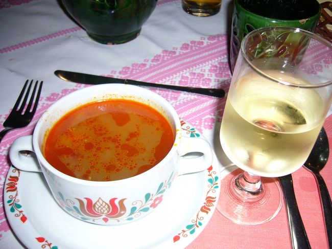 ハンガリー料理のグヤーシュ。<br />パプリカを使って肉や野菜を煮込んだスープですが、<br />思ってたより味が薄かった・・・<br /><br />また、ハンガリーはワイン産国なので、<br />早速ワインも一緒に。<br /><br />ハンガリーの貴腐ワインが有名です。