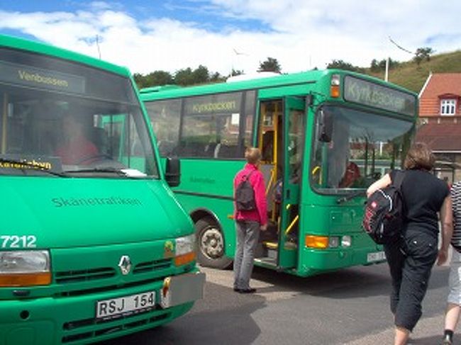 島には２台のバスが走っています。