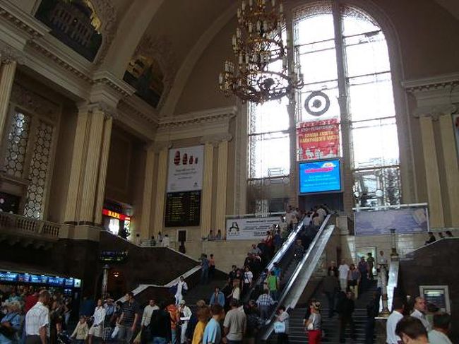 ワルシャワからウクライナの首都キエフまでは夜行列車が走っていた。。。 <br />２１：１５発１４：４０着。。。 <br />定刻通りに出発した列車は夜中の２時ごろに国境に到着する。。。 <br />ウクライナはEUに加盟してないので、出入国の手続きが必要になる。。。 <br />バルト三国やポーランドは国境を通っても出入国スタンプを押されることがなかったので、久しぶりにパスポートにスタンプが押される。。。 <br />ポーランドの出国印が押され、眠気まなこだったので列車が移動したかは覚えてないが気が付くとウクライナの国境係官が乗り込んでいてパスポートを回収して行った。。。 <br />その間に出入国カードを書く。。。 <br />うとうとしていると係官が戻ってきてパスポートが返ってくる。。。 <br />時間は５時になっていて、空はうっすら明るくなっていた。。。 <br />ポーランドとウクライナには時差が１時間あるので時計の針を１時間進める。。。 <br />６時過ぎに列車は再び動き出した。。。 <br />もう一眠りしようと横になるが何か忘れているような？？？ <br />そうだ。。。税関職員が来てない・・・ <br />カスタムカードを書いてない・・・ <br />ガイドブックによるとウクライナは出国の際の外貨持ち出しに制限があり、3000ドル以上持ち出す場合には申告が必要なはずだった。。。 <br />外貨にはT/C（トラベラーズチェック）も含まれるので、T/Cを入れると3000ドル以上持っている・・・ <br />もし出国の際もめるようなことがあったら、確実にこっちの分が悪い。。。 <br />入国の際税関職員が来ずにカードをもらってないという言い訳も通じないだろう。。。 <br />ウクライナはロシア時代の名残をしっかり受け継いで未だに悪徳警官が少なくないらしい・・・ <br />最悪3000ドル以上は没収になるかもしれない・・・ <br />大丈夫とは思うが小心者の俺は常にそのことが頭の片隅にありながらのウクライナの旅になる・・・ <br />しっかりしろよ税関職員！！！ <br />