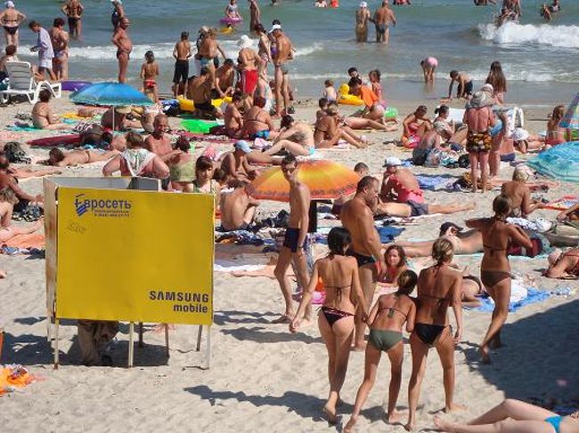 ウクライナではよく歩いた。。。 <br />旅してるので歩くのはあたりまえだが、観光で歩いてるのではなく宿探しで歩かされた・・・ <br />ウクライナは交通費や食費は隣国に比べやすく済んでるが宿代が高い・・・ <br />ネットで調べた安宿に行こうとするがネットには英語で住所と行き方しか書いてない・・・ <br />でも他の宿に比べると安いので英語の行き方を写し、それを頼りに探してみる。。。 <br />最初の目印は見つかったが次の目印がどうしても見つからない・・・ <br />歩き回り探し回り重たいバックパックを背負いながら1時間半ぐらい歩くがどうしても見つからない・・・ <br />ガイドブックにインフォメーションセンターがあると書いていたので反対方向で少し遠かったが歩いて行ってみる。。。インフォメーションに行くと教えてもらえそうな感じがした。。。 <br />1時間ぐらい歩きその近くに来てみるがインフォメーションセンターなんて見当たらない・・・ <br />ガイドブックに騙された・・・ <br />仕方なく少し高かったがドミトリー（相部屋）で3000円の宿にチェックインする。。。 <br />3時間近く重い荷物を背負っての移動にさすがに疲労困憊し思考は完全にマイナスになりこの街を出なければとなってしまった。。。 <br /><br />