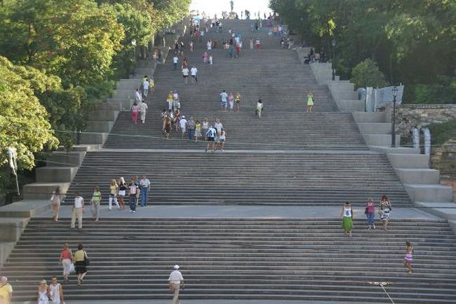 次の日列車に10時間乗りオデッサという町にたどり着く。。。 <br />ガイドブックに書かれてる一番安い宿に行くと閉鎖していた・・・ <br />またもやガイドブックに騙された・・・ <br />その建物の管理人みたいな人にここに行けとほかの宿の名刺をもらうが、ガイドブックに乗ってる2番目に安い宿に行ってみるが満室で泊まることはできなかった。。。 <br />もうガイドブックには星付きのそこそこの宿しか乗ってない・・・ <br />仕方なくさっきもらった名刺の宿を探してみる。。。 <br />住所しか載ってなく探し始めるが、キエフに比べると小さいこの町では比較的楽に探すことができたが、中心部から少し離れていた・・・ <br />しかし宿の住所に行くがそこには小汚いアパートがあるだけで、入り口すらわからない・・・ <br />近くの人に聞いてもわからない・・・ <br />途方に暮れてると住人らしき人が出てきたので、名刺を見せて「ここか？」と聞いてみる。。。 <br />そうだったみたいだが、ホステルのことは知らないようだった・・・ <br />名刺に電話番号が書いてあったので電話してもらい、宿の人に来てもらう。。。 <br />しかし聞くとここでも満員だと言われる。。。 <br />もうこれで星付きのそこそこの宿に行くしかなくなった・・・ <br />肩を落としていると宿の人が床にマットレスでよかったら泊めてやるぞ。。。 <br />それまでに1時間半以上重たいバックパックを背負って歩いていたので、もう床でもよかった。。。 <br />いくらか聞くと2500円・・・床で？？？っと思ったが星付きに行くとその倍以上はかかるのでチェックインすることにした。。。 <br />２日連続バックパックを背負っての長時間の移動に普段肩こりとは無縁だったが、このときばかりはかなり肩が重たかった・・・ <br />ウクライナの次のモルドヴァに行くためにはオデッサからも列車が出てるとガイドブックに書いてあったので宿の人に聞いてみるが笑われながら古いガイドブック持ってるなと言われる。。。しかし俺の手元にあるガイドブックは出発前に発売された今年の6月に発行された最新版のガイドブックだった。。。 <br />彼曰くモルドヴァ行きの列車は3年前に廃線になったらしい。。。 <br />今はバスでしか行けないと・・・ <br />またもやガイドブックに騙された・・・ <br />一応駅に行ってみるがやっぱり列車の便はなかった・・・ <br />しかしガイドブックにはバスターミナルの情報が一行も載ってない・・・ <br />人に聞きまわり聞きまわり、無視されても聞きまわり、嫌な顔されても聞きまわり、嘘を教えられても聞きまわり、なんとかバスターミナルにたどり着きチケットを買うことができた・・・ <br />ウクライナはガイドブックに翻弄されながらの旅になった・・・ <br />地球の○き方編集部しっかりしろよ！！！ <br /><br />カスタムカードなないだけでドキドキしながら、ガイドブックを頼りすぎてる俺・・・しっかりしろよ！！！ <br />