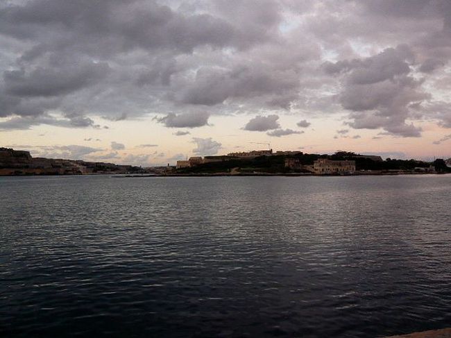 ←◆『スリーマからの朝焼け♪』 <br /><br />早朝に目が覚めたのでホテルから<br />少し寒いけど外に出てみたら・・<br /><br />お〜なんて素敵な朝焼けでしょう