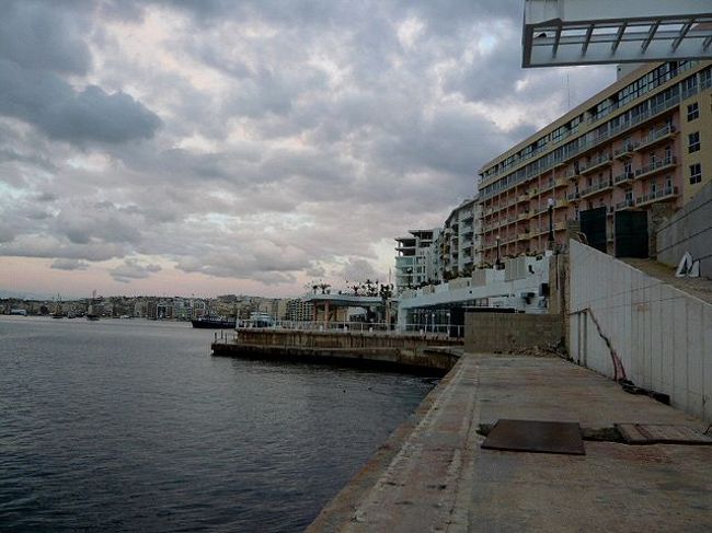 ←◆『スリーマからの朝焼け♪』<br /><br />道の真下の処にプールが見える<br /><br />私の泊ってるホテルのプールで<br />夏はきっと沢山の人達がいそう