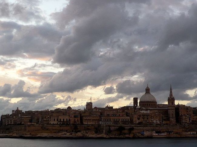 ←◆『ヴァレッタの街並♪』<br /><br />雲をバックに幻想的で美しくて<br /><br />ぎっしり歴史の詰った街並です