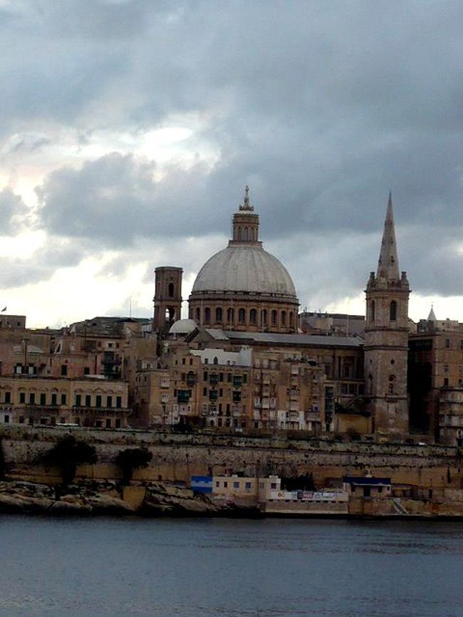 ←◆『ヴァレッタの街並♪』<br /><br />これがヨハネ大聖堂かしら？<br /><br />でも今日はゴゾ島へ行きます