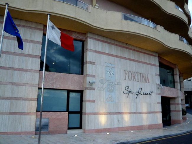 ←◆『スリーマのFORTINA SPA♪』<br /><br />このホテルは２箇所で朝食可能で<br /><br />ＨＰにあった場所を探してみます<br /><br /><br />