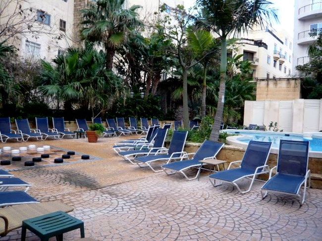 ←◆『FORTINA SPAの中庭♪』 <br /><br />奥に子供向けのプールもあって<br /><br />その奥の階段を降りて見よっと