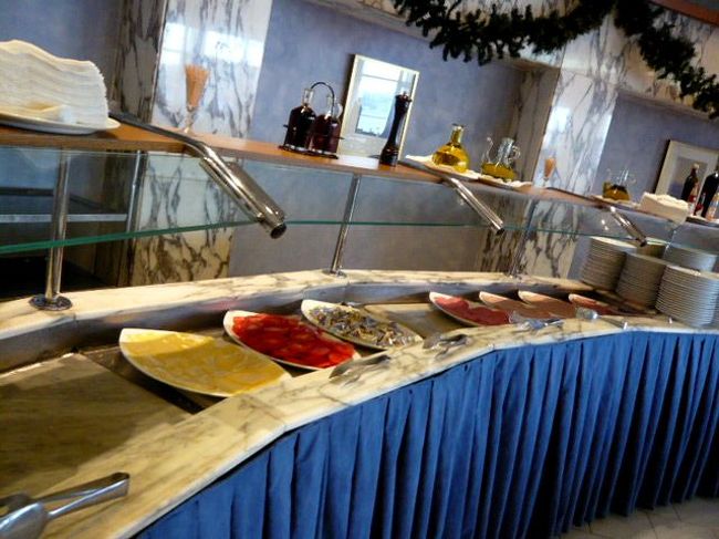 ←◆『ホテルの朝食ルーム♪』<br /><br />食事のラインナップですが・・<br /><br />ナンだか寂しいような気がする