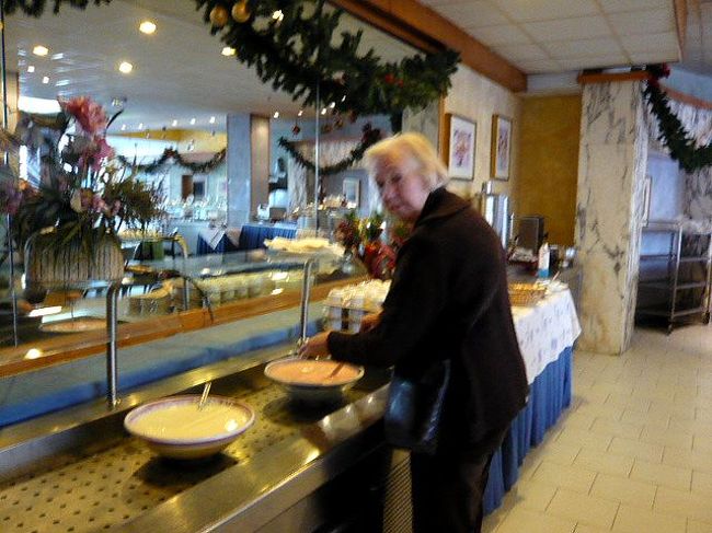 ←◆『ホテルの朝食ルーム♪』<br /><br />ここは古い4つ☆の方みたいで・・<br />景色は良いんだけどクオリティが<br /><br />このオバさまと私と二人だけです