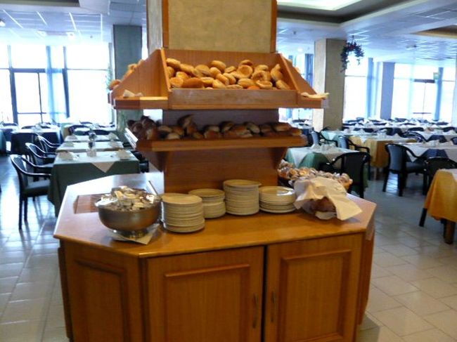 ←◆『ホテルの朝食ルーム♪』<br /><br />パンも数種類ありましたが・・<br /><br />いわゆる「マルタパン」はない