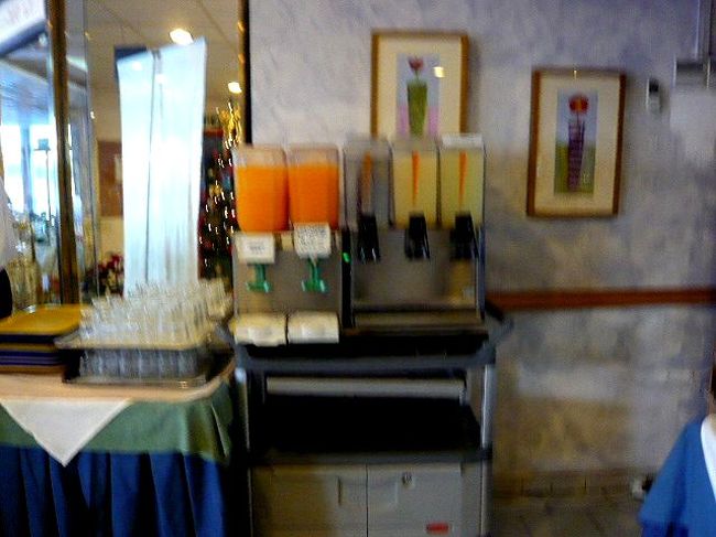 ←◆『ホテルの朝食ルーム♪』<br /><br />ジュースも数種類並んでますが<br />やはり安っちい感じがしちゃう<br /><br />明日は別の方に行く事にします