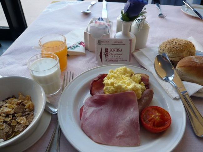 ←◆『ホテルの朝食ルーム♪』<br /><br />はい、これが今朝の私のチョイス<br /><br />ミルクは普通に美味しかったけど<br />オレンジジュースはなんだか薄い