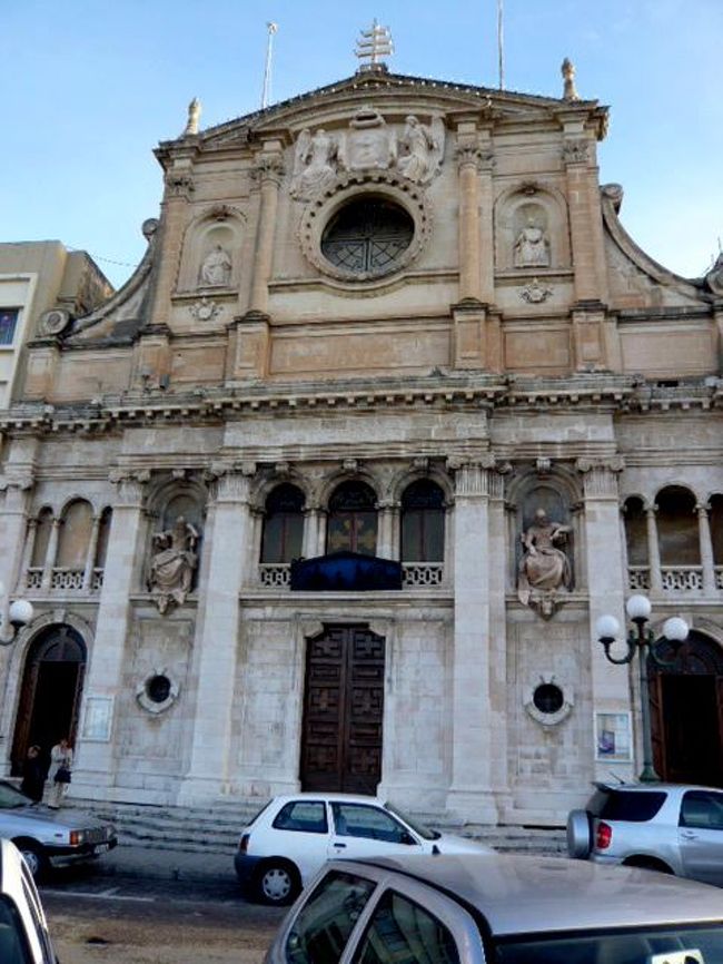 ←◆『ホテルの並びの教会♪』<br /><br />ホテルを出てすぐに教会があった